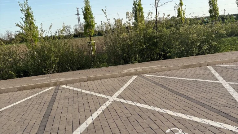Vonkajšie parkovacie miesto.Slnečnice PoP