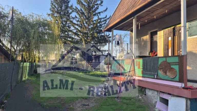 Záhrada s murovanou poschodovou chatkou
