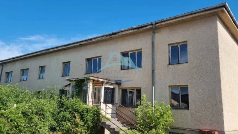 Budova na predaj – vhodná ako osembytovka