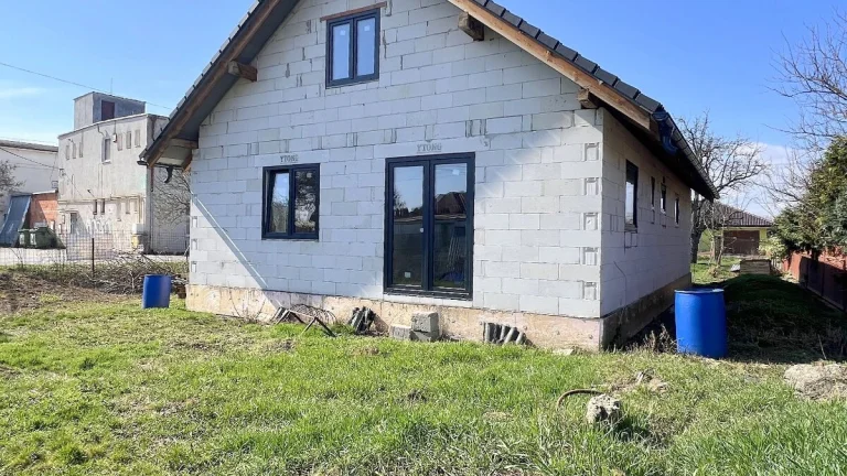 predaj NOVOSTAVBA v obci Rybany s pozem. 835 m²