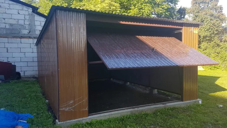 PLECHOVÁ GARÁŽ 4 X 5m IMITÁCIA DREVA