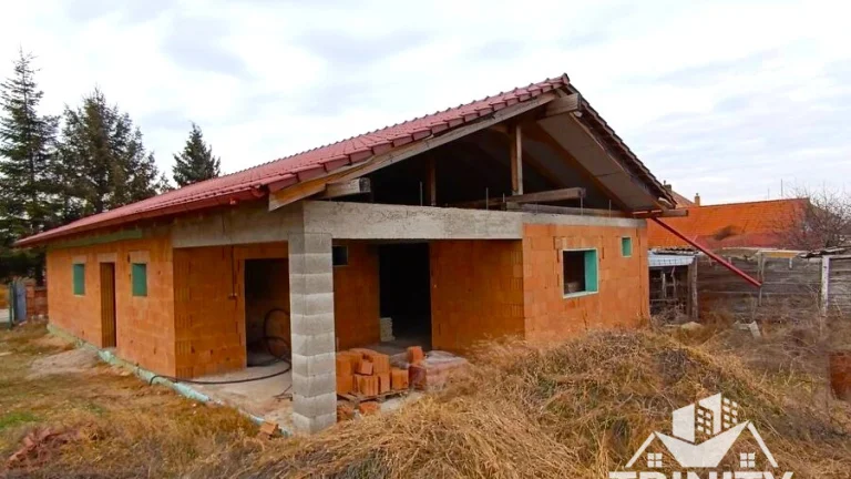Na predaj hrubá stavba rodinného domu so zastrešenou terasou