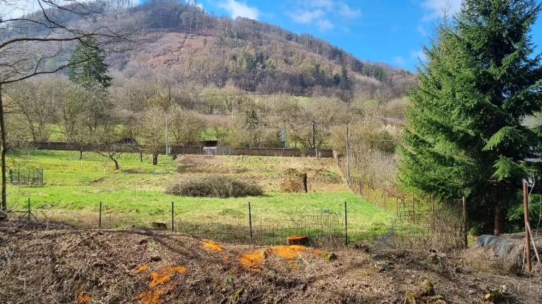 Stavebný pozemok 1015m2 Ladce