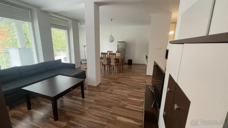 Priestranný 3-izbový byt 83,2 m² v úplnom centre Levíc