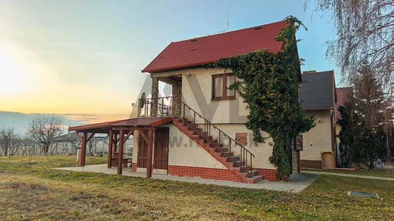 ZREKONŠTRUOVANÝ MODERNÝ VÍKENDOVÝ DOM S VÍNNOU PIVNICOU