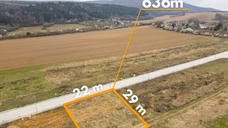 TOP - stavebný pozemok 636 m2 - Nové Mesto n/V