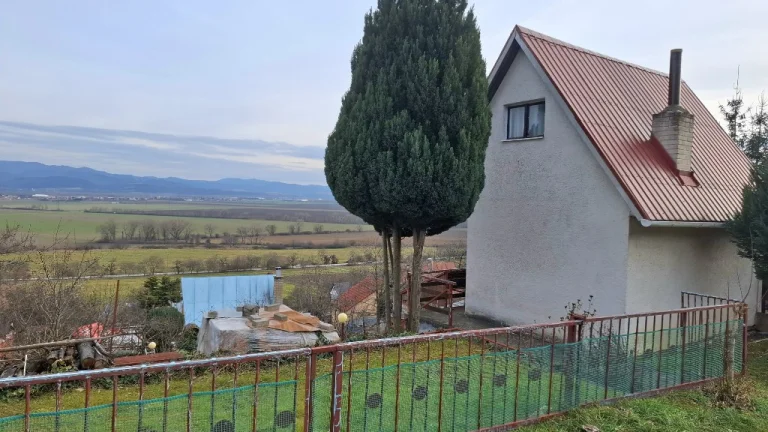 Murovaná chatka s nádherným výhľadom nad Novým Mestom n./V.