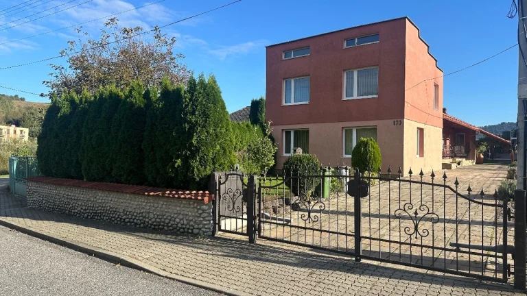 Dvojgeneračný rodinný dom kompletne zrekonštruovaný zariad.