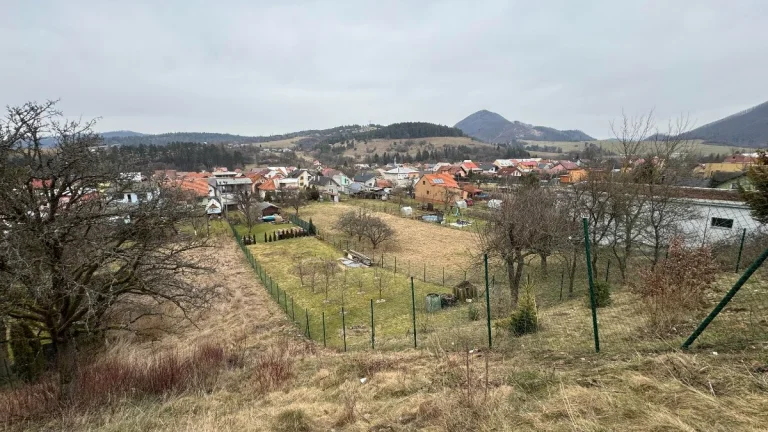 Slnečná záhrada s ovocnými stromami /796 m2/, Radoľa