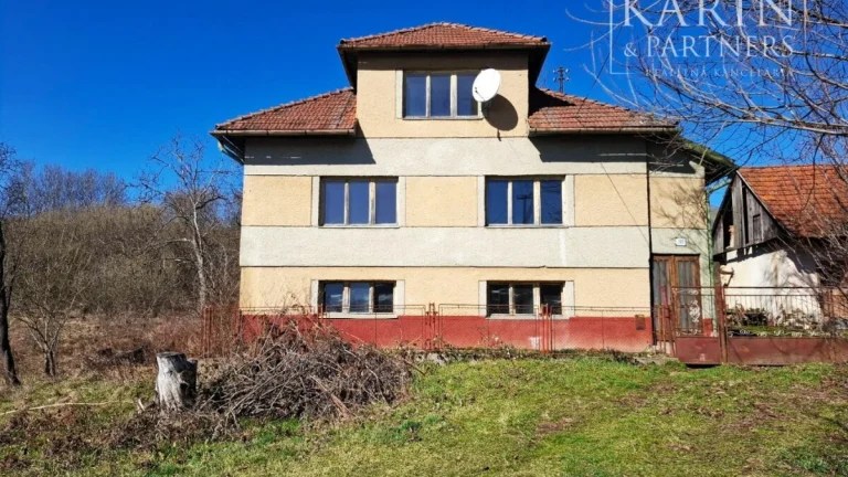 Rodinný dom na polosamote s hospodárskou budovou Hriňová