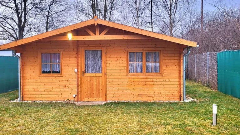 🌲 Chata ako z rozprávky – kúsok prírody neďaleko Holíča 🏡