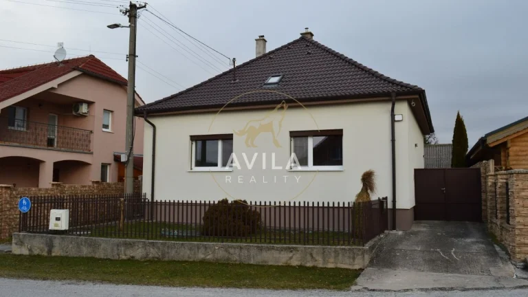 Na predaj rodinný dom s pozemkom 682m2 - Trstín