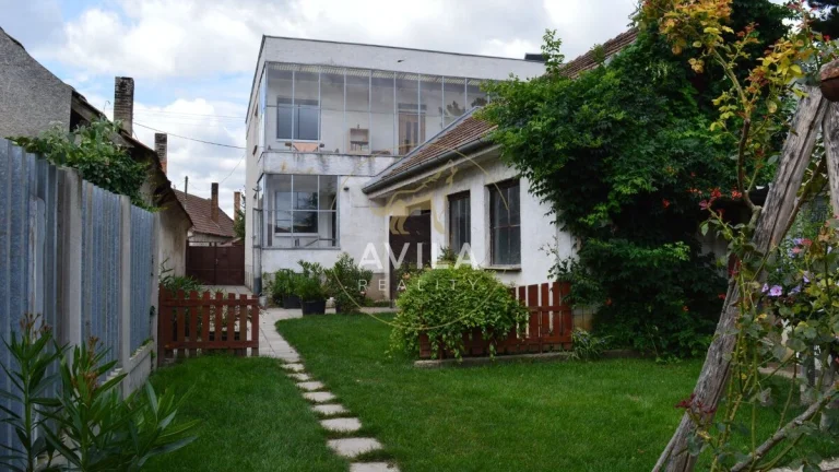 NA PREDAJ: priestranný 5-izbový rodinný dom s pozemkom 696m2
