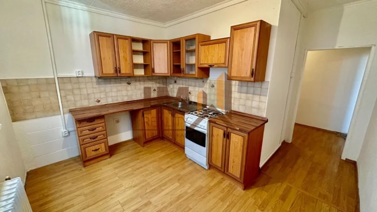 NA PREDAJ VEĽKÝ 40M2 ZREKONŠTRUOVANÝ 1i BYT V NOVÝCH ZÁMKOCH