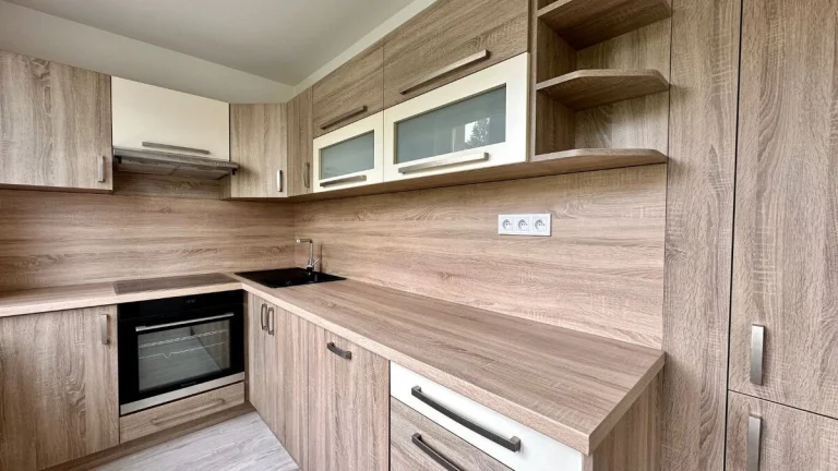 FURČA - KURSKÁ 85 M2, PO REKONŠTRUKCII, LODŽIA, PLASTOVÉ OKN