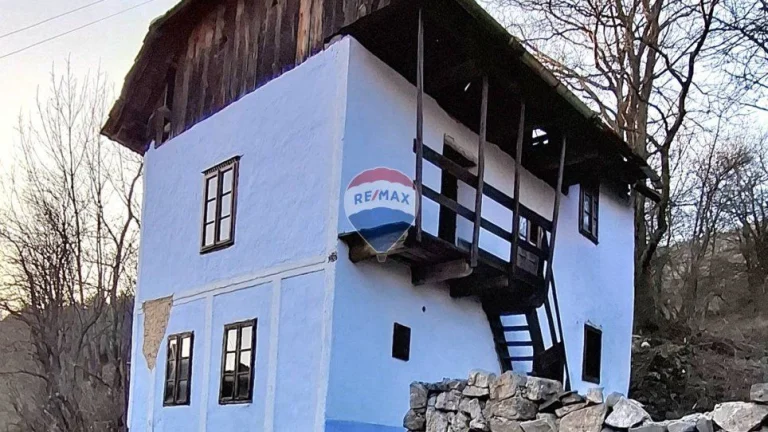 Predaj pozemok s chalupov