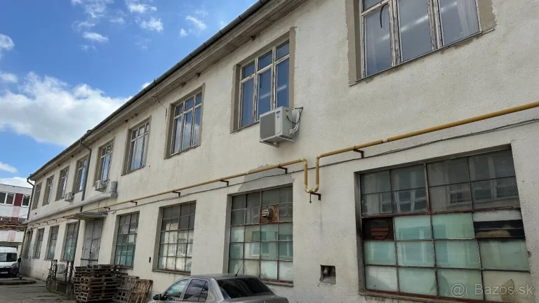 Napredaj trojpodlažná budova v centre Vrbového