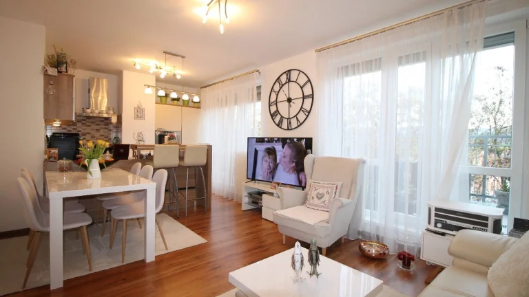 Exkluzívne - zariadený 3izb. byt s veľkou terasou 12m2