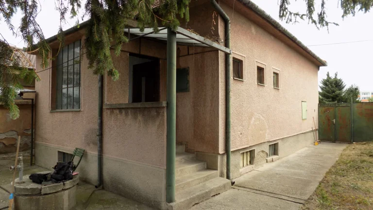 Na predaj 2 izb. dom v Nových Zámkoch- záhrada 569m2 .
