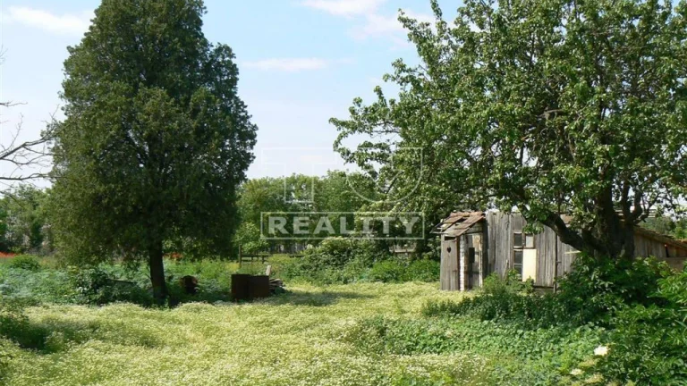 Stavebný pozemok so starým domom, s výmerou 860 m2 v...