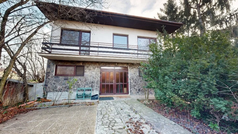 Na predaj veľký 3 podlažný dom Šulekovo, pozemok 524m2