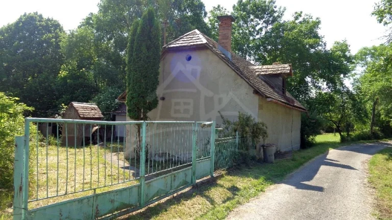 VÝRAZNE ZNÍŽENÁ CENA Rodinný dom so záhradou pri potoku v