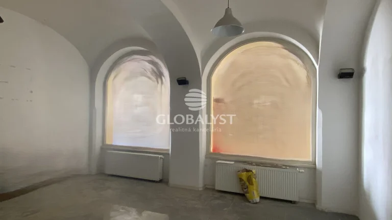 Atraktívne obchodné priestory 100 m2 na Hlavnej ulici