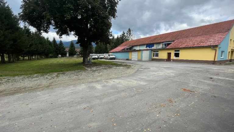 Pozemok 4280 m2 s halou v Túranoch