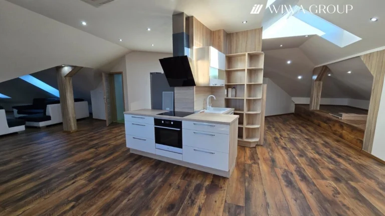 Na predaj modernizovaný podkrovný byt s výťahom
