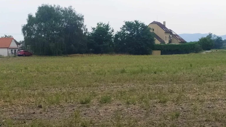 Predám nádherný pozemok pri Ortovom mlyne v obci Láb.