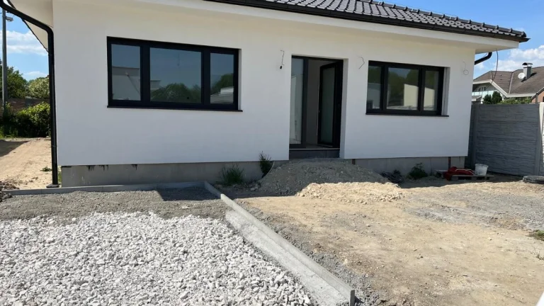 PREDAJ modrený 4 izbový rodinný dom - Cífer