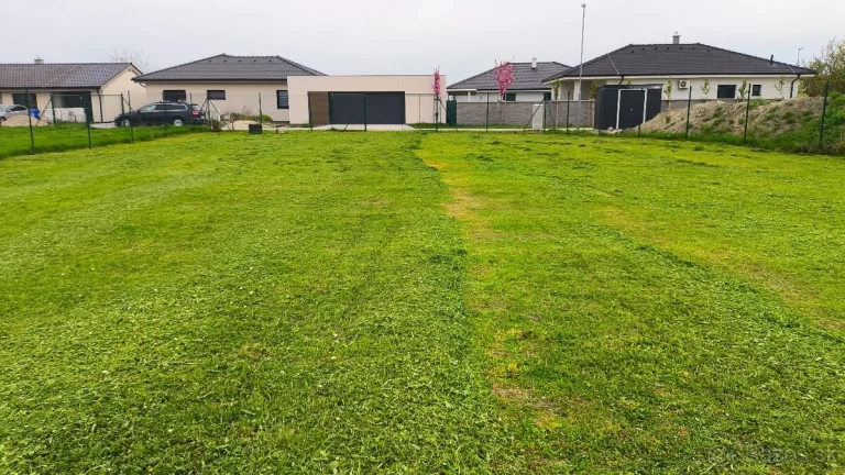 Stavebný pozemok 750 m² – Kvetoslavov, Nová Tulipa