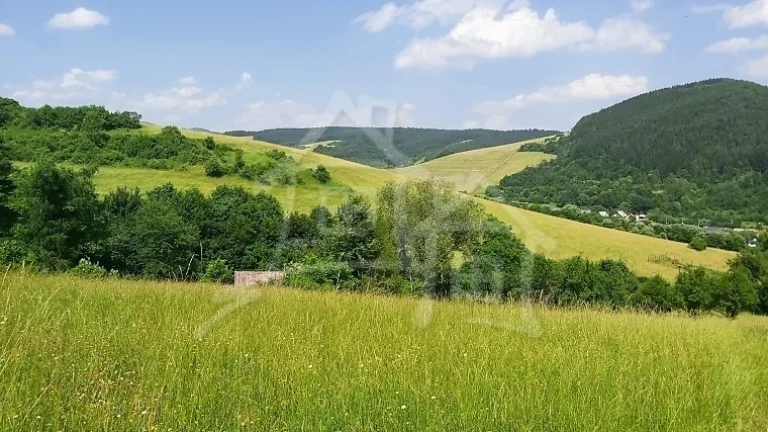 Väčší stavebný pozemok v tichom horskom prostredí pod h
