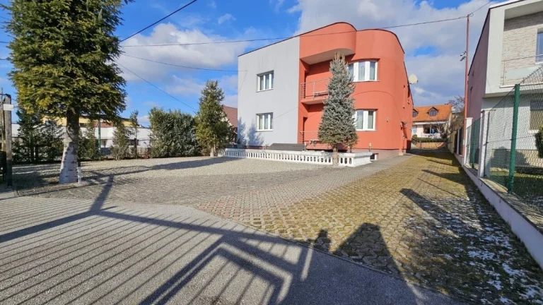 Predaj dvoch rodinných domov na pozemku 988m2 - Višňové