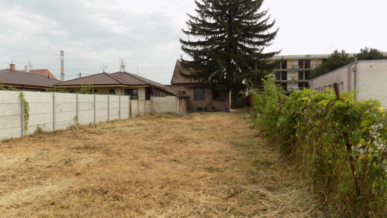Na predaj pozemok 569 m2 so starším domom v Nových Zámkoch