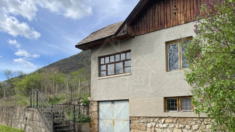 Vinica s chatkou pri obci Hrhov