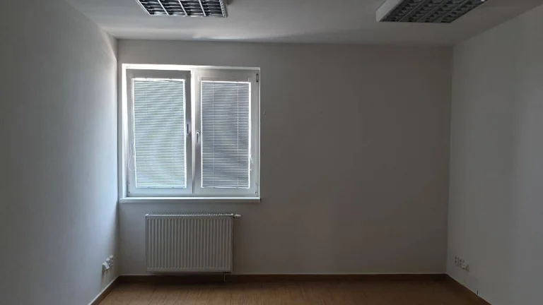 Dve kancelárie 17m2,18m2 v menšej admin.budove v širšom cent