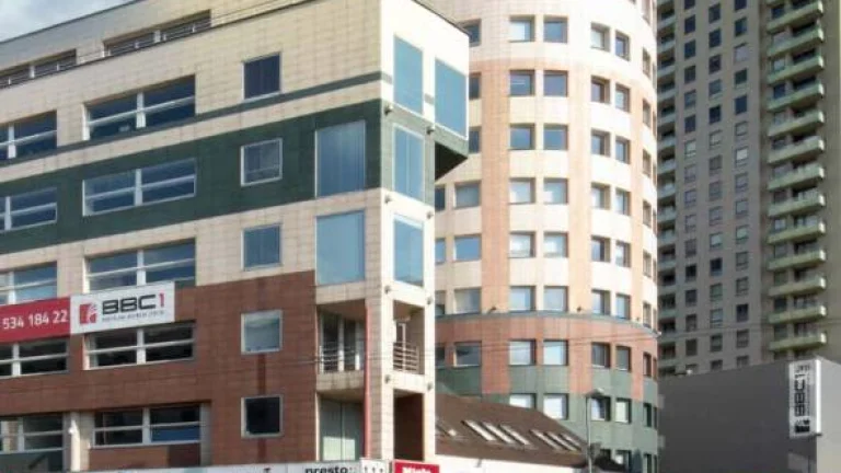 Kancelárske a obchodné priestory v modernej budove v širšom