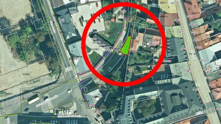 Pozemok vhodný na parkovanie - centrum Katovná