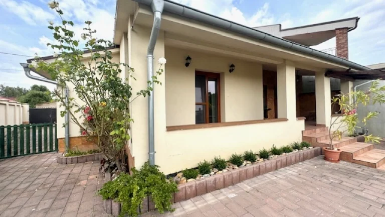 Predaj- 4i RD s bazénom, Milionárska štvrť, N. Zámky