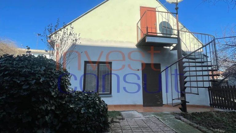 2299-DVE NEHNUTEĽNOSTI V JED. PONUKE V KOMÁRNE BLÍZKO CENTRA