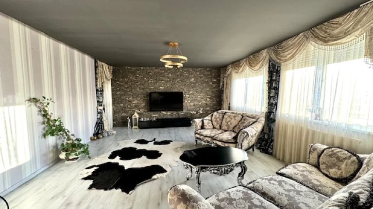 Na prenájom 3 izbový byt 121 m2 na Andovskej ulici