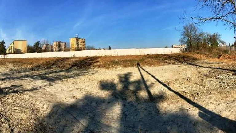STAVEBNÝ POZEMOK 1 100 m2 - pre 2 rodinné domy STREDE MESTA