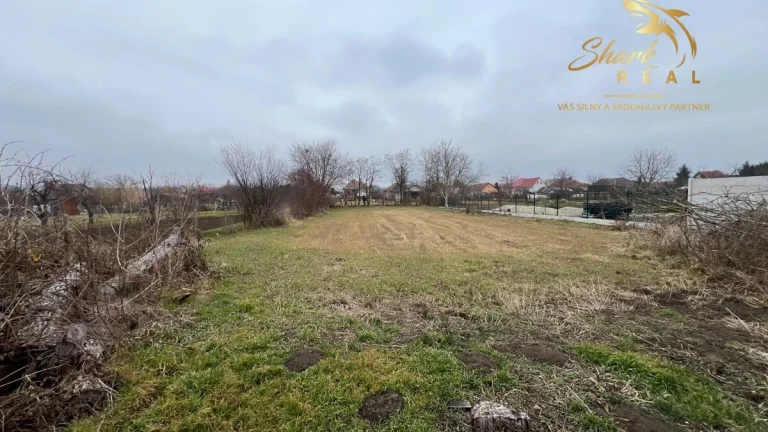PREDANÉ - Pozemok so starým domom Veľká Maňa / Nové Zámky.