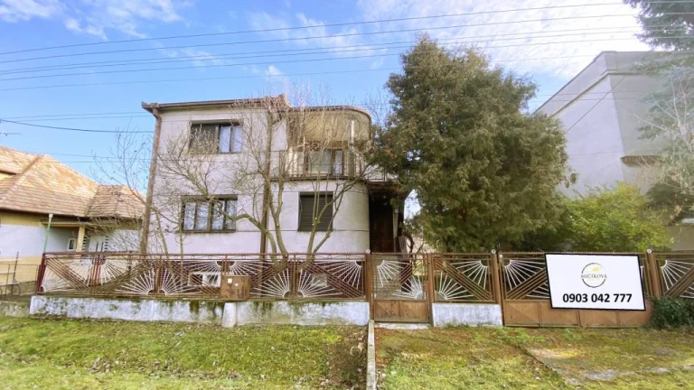 4 izbový poschodový rodinný dom s pozemkom 859 m2 v obci Lok