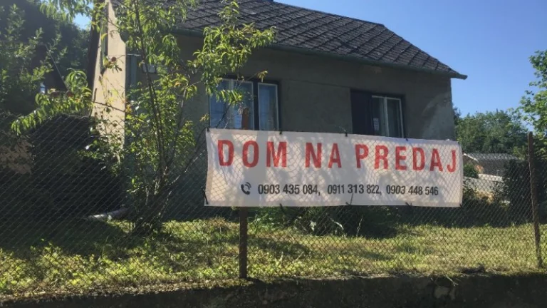 Slnečný pozemok pri lese v Marianke