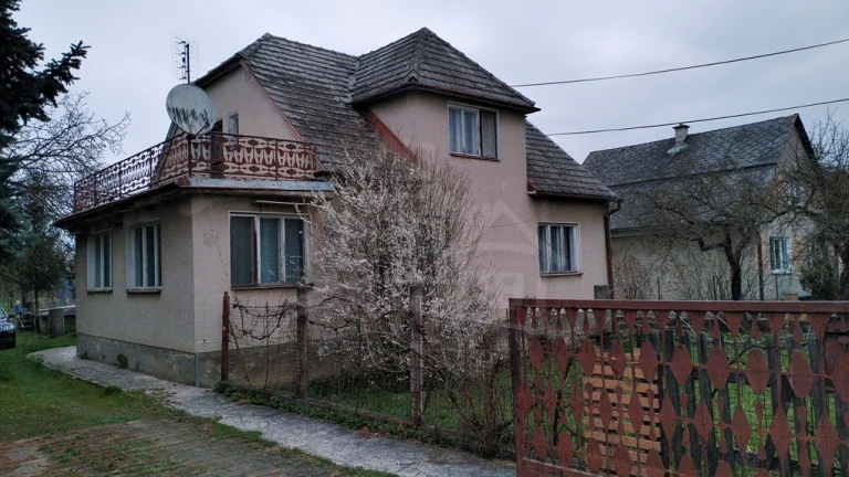 Veľký dvojpodlažný dom s veľkým pozemkom v obci Košeca na