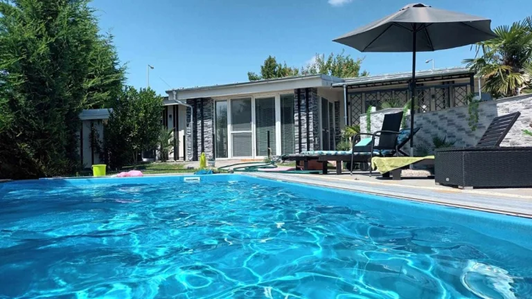 PREDAJ - LUXUSNÉHO 5 izb.RD s terasami,garážami,bazénom v KN