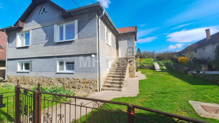 CHRASTNÉ - udržiavaný, obývateľný RD s veľkolepou záhradou