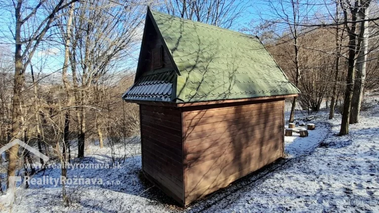 Záhradná chatka pri obci Krásnohorská Dlhá Lúka.